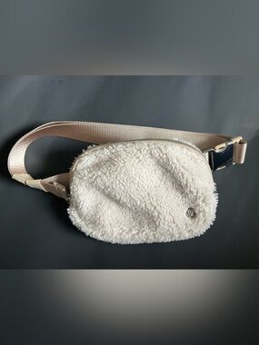 Lululemon Everywhere Belt Bag Fleece Sherpa Natural Ivory